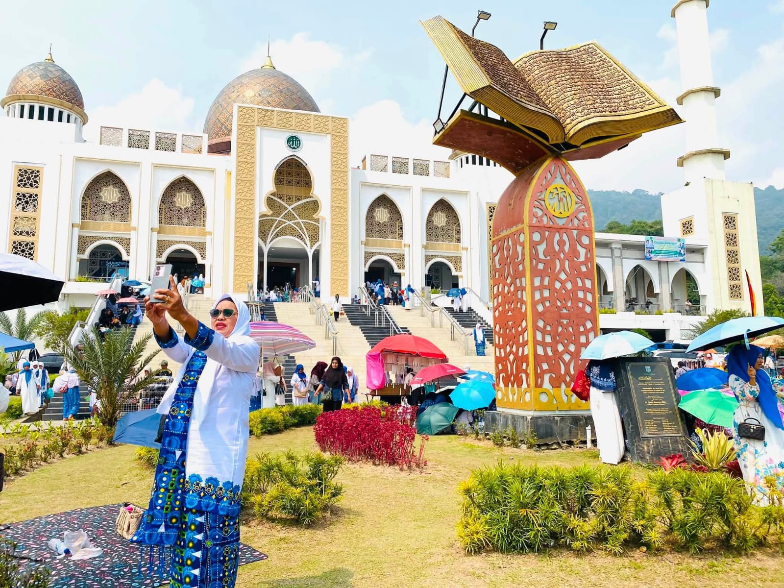 Jemaah BKMT se- Sumbar saat berswapoto depan masjid Manarul Ilmi  Komplek Islamic Centre Kota Padang Panjang, usai acara, Ahad (6/9/2026) siang kemaren.